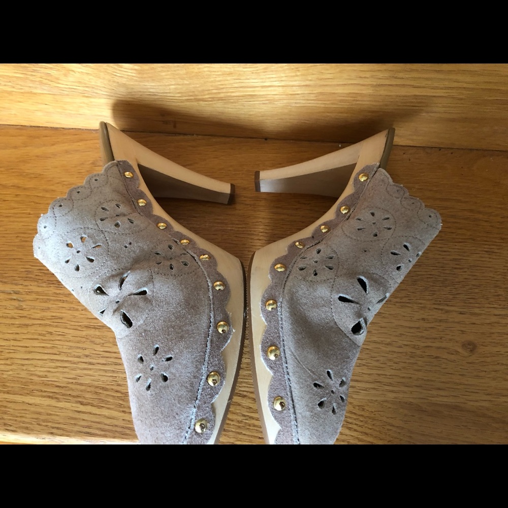 Reduced!!Gorgeous scalloped suede heels